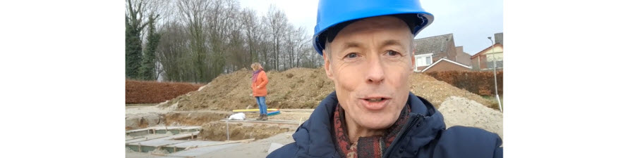 BWI docent filmt bouw van een houten huis