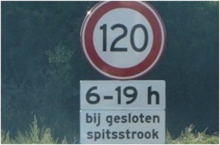 Weg met veel borden 2